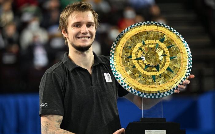 年仅18岁 年仅18岁